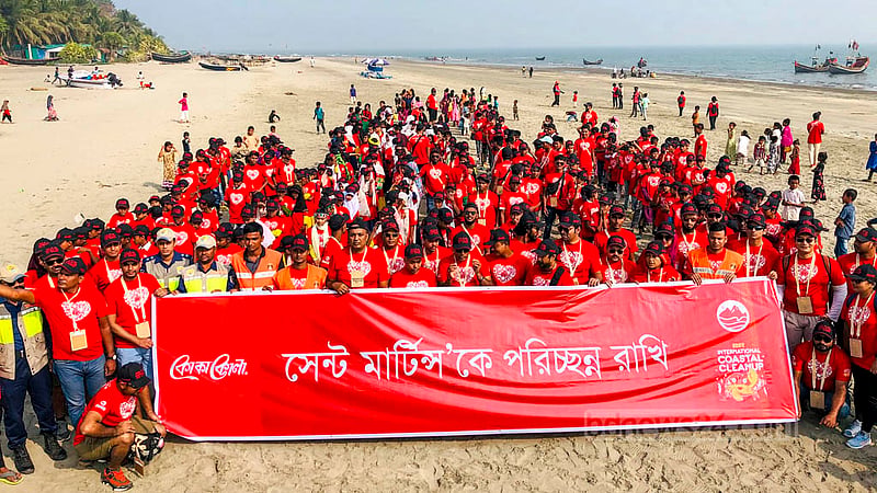 ‘সেন্ট মার্টিনকে পরিচ্ছন্ন রাখি’ স্লোগান নিয়ে শুক্রবার সৈকতে পরিচ্ছন্নতা অভিযান চালান স্বেচ্ছাসেবীরা।