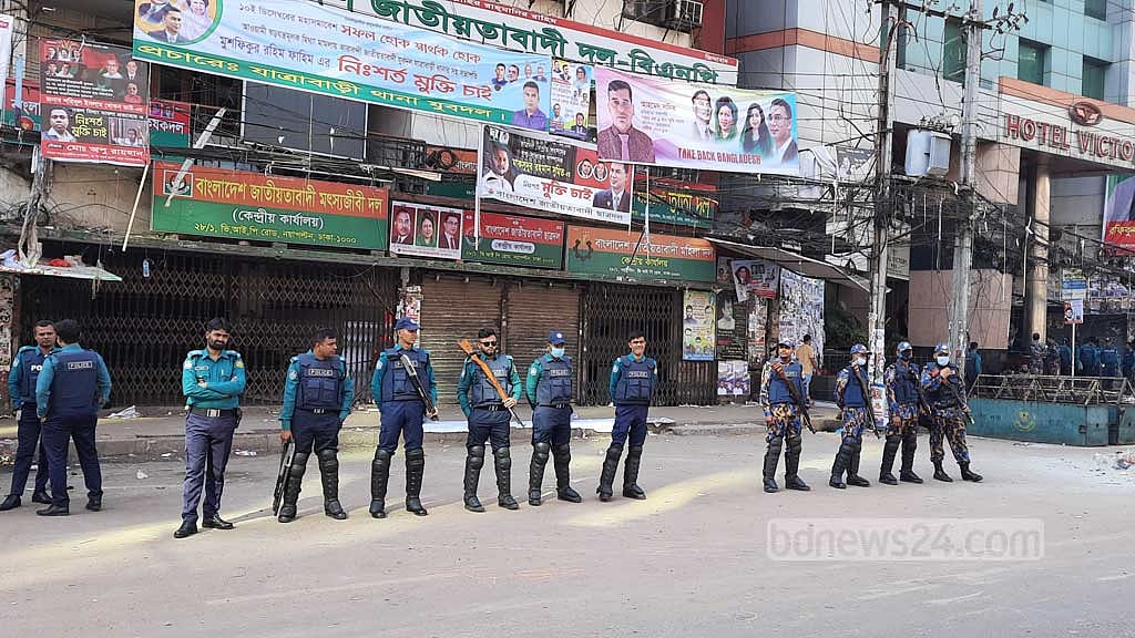 বিএনপি কার্যালয় ঘিরে পুলিশ, নয়া পল্টনে চলছে না যানবাহন