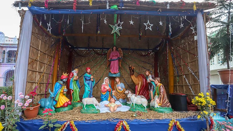 যিশু খ্রিস্টের জন্মের সময়কে স্মরণ করতে সাজানো হয়েছে গোয়াল ঘর। ছবি: আসিফ মাহমুদ অভি