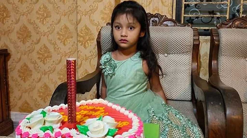 জন্মদিনে আয়াতের জামা নিয়ে শোকাতুর মা-বাবা