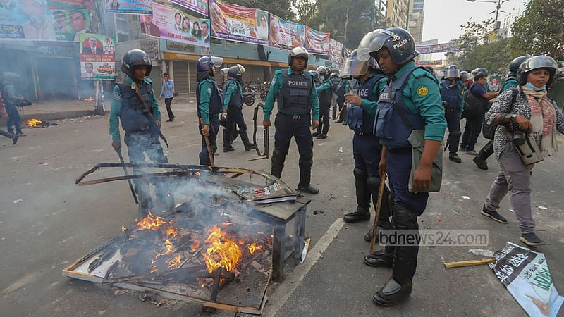ঢাকার নয়া পল্টনে বুধবার পুলিশের সঙ্গে বিএনপিকর্মীদের সংঘর্ষ বাঁধলে সড়কে বেঞ্চ ও ফেস্টুন জড়ো করে তাতে আগুন দেয় দলটির কর্মীরা।