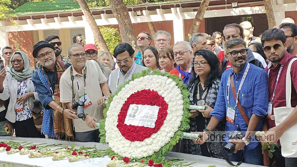 বঙ্গবন্ধুর সমাধিতে ১১৪ দেশের ২০০ চিত্রশিল্পীর শ্রদ্ধা