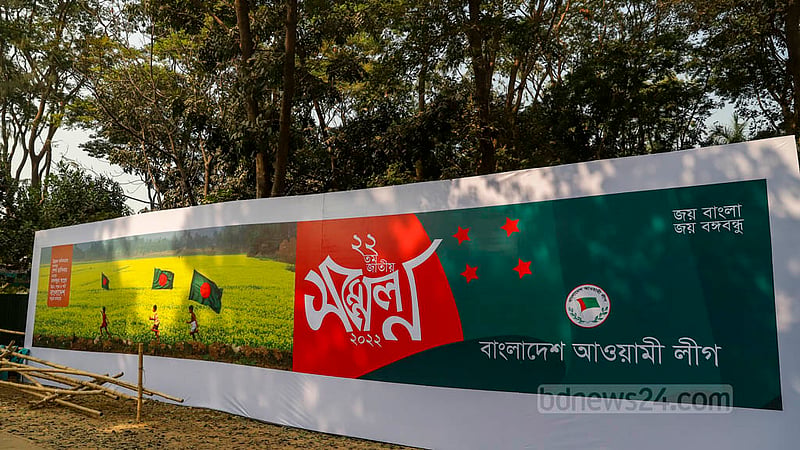 আওয়ামী লীগের ২২তম জাতীয় সম্মেলনের আগের দিন শুক্রবার রাজধানীর সোহরাওয়ার্দী উদ্যানে চলছে সাজ সজ্জার কাজ। ছবি: মাহমুদ জামান অভি