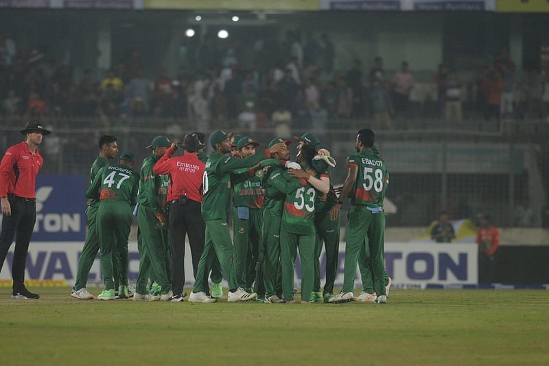 রোমাঞ্চকর লড়াইয়ে জিতে সিরিজ বাংলাদেশের