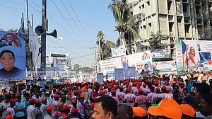 পলোগ্রাউন্ডের পথে মিছিলে মিছিলে উৎসবের সাজ
