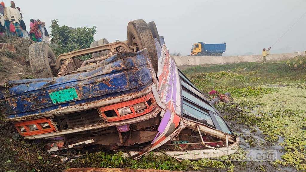 ধামরাইয়ে বাস খাদে পড়ে ২ শ্রমিক নিহত, আহত ২৫