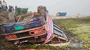 ধামরাইয়ে বাস খাদে পড়ে ২ শ্রমিক নিহত, আহত ২৫