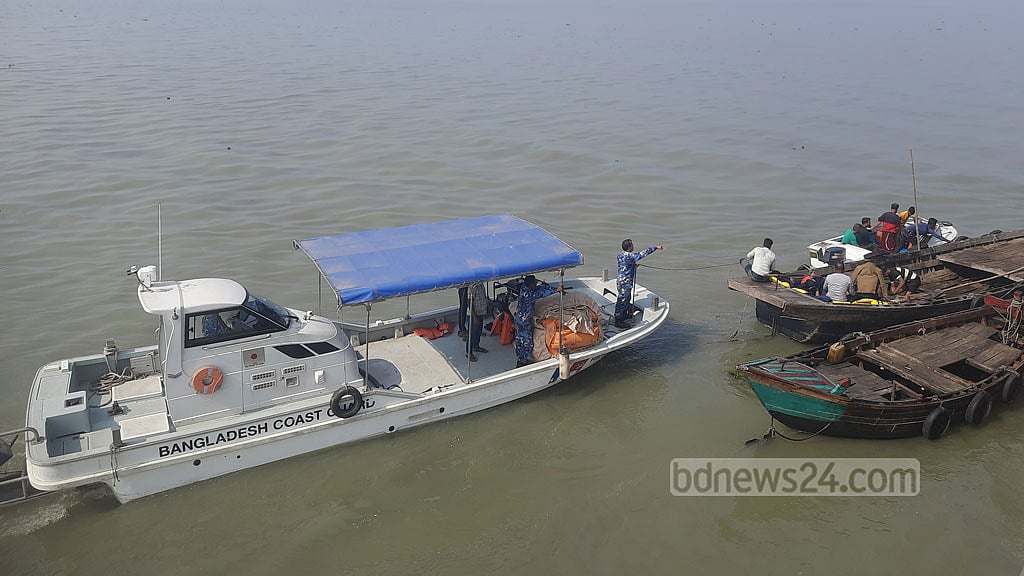 দুদিনেও উদ্ধার কাজ শুরু হয়নি তেল নিয়ে ডোবা জাহাজের