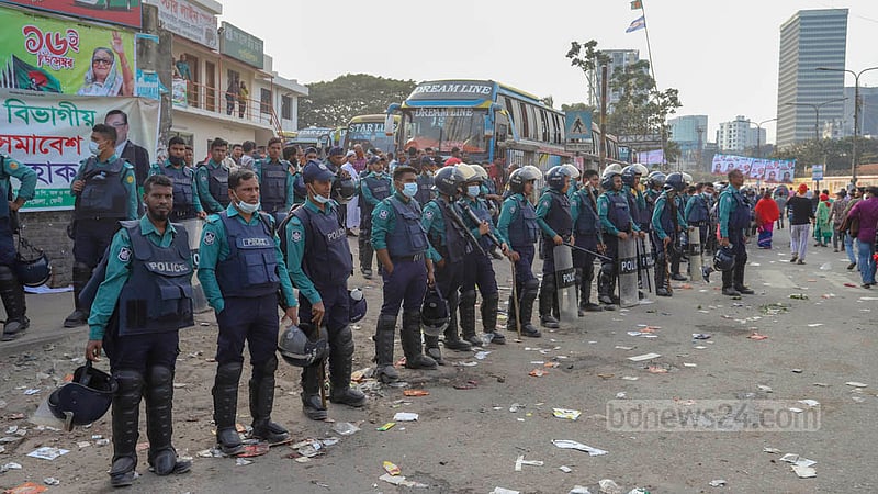 ঢাকার গোলাপবাগ মাঠে বিএনপির সমাবেশকে কেন্দ্র করে শনিবার কমলাপুর স্টেডিয়ামের সামনে সতর্ক অবস্থানে পুলিশ। ছবি: আসিফ মাহমুদ অভি