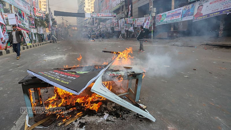 ঢাকার নয়া পল্টনে বুধবার পুলিশের সঙ্গে বিএনপিকর্মীদের সংঘর্ষ বাঁধলে সড়কে বেঞ্চ ও ফেস্টুন জড়ো করে তাতে আগুন দেয় দলটির কর্মীরা।