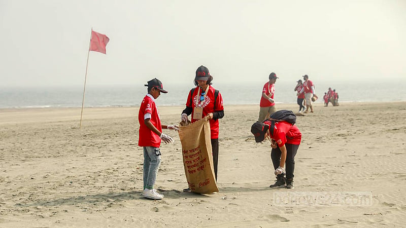 ইন্টারন্যাশনাল কোস্টাল ক্লিনআপের অংশ হিসেবে শুক্রবার সেন্ট মার্টিনে সমুদ্র সৈকতে পরিচ্ছন্নতা কর্মসূচিতে অংশ নেন স্বেচ্ছাসেবীরা।