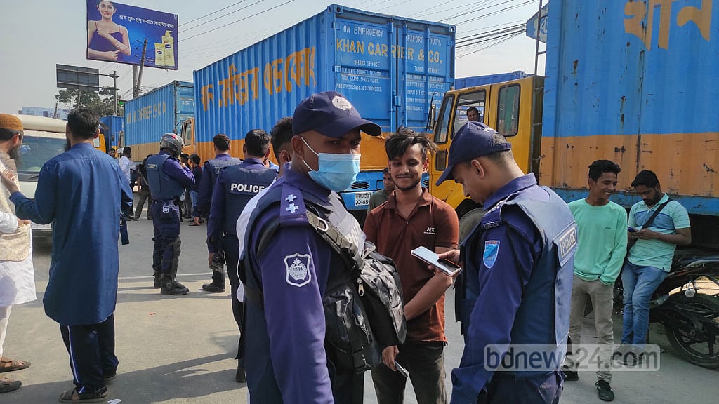 তল্লাশি: নারায়ণগঞ্জে ‘সন্দেহভাজন’ ৬ জনকে থানায় নিয়েছে পুলিশ