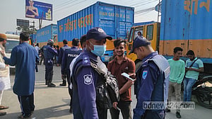 তল্লাশি: নারায়ণগঞ্জে ‘সন্দেহভাজন’ ৬ জনকে থানায় নিয়েছে পুলিশ