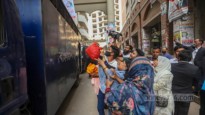 নয়া পল্টনে পুলিশের সঙ্গে সংঘর্ষের ঘটনায় গ্রেপ্তার বিএনপি নেতাকর্মীদের আদালত প্রাঙ্গণে আনা হলে প্রিজন ভ্যানের পাশে দৌড়াতে দেখা যায় স্বজনদের।&amp;nbsp;ছবি: মাহমুদ জামান অভি