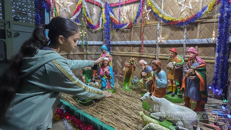বড়দিনে যিশু খ্রিস্টের জন্মের সময়কে স্মরণ করতে শুক্রবার কাকরাইল চার্চে সাজানো হচ্ছে গোয়াল ঘর। ছবি: আসিফ মাহমুদ অভি