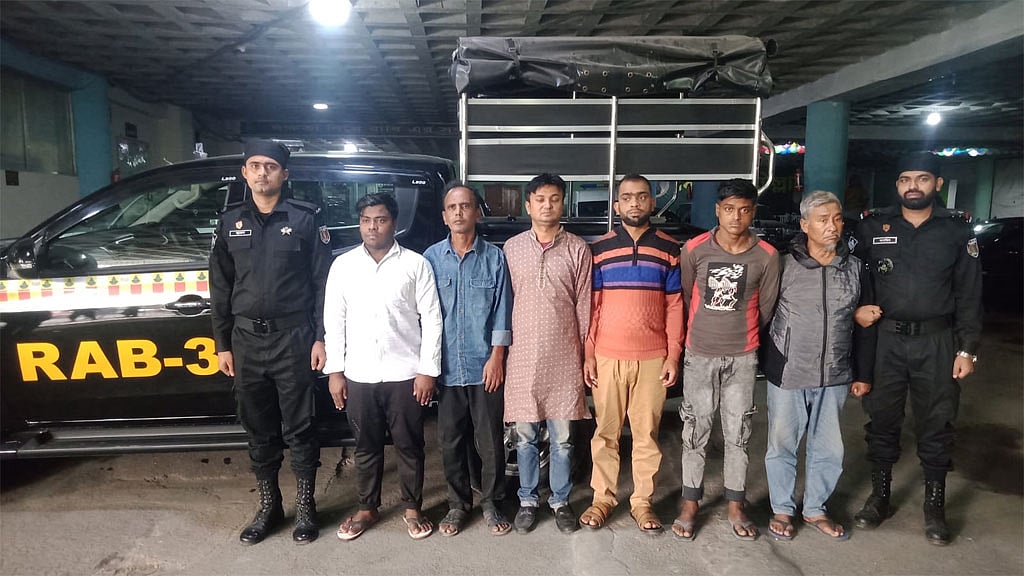 কমলাপুর স্টেশনে টিকেট কালোবাজারি চক্রের ছয়জন গ্রেপ্তার