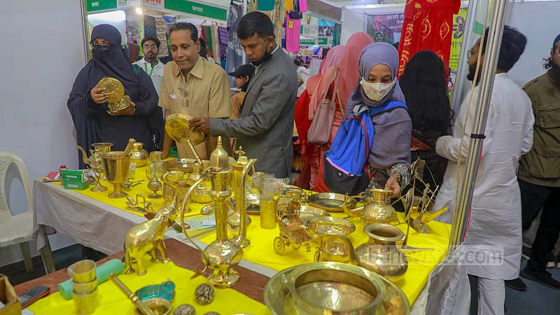 ক্ষুদ্র ও মাঝারি উদ্যোক্তাদের দেশি পণ্যের সবচেয়ে বড় আয়োজন এসএমই পণ্য মেলার একটি স্টলে কাসার তৈরি তৈজসপত্র দেখছেন ক্রেতা-দর্শনার্থীরা। ছবি: মোস্তাফিজুর রহমান