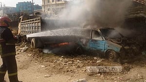 আশুলিয়ার থানার মামলার আলামত ৯ গাড়িতে আগুন