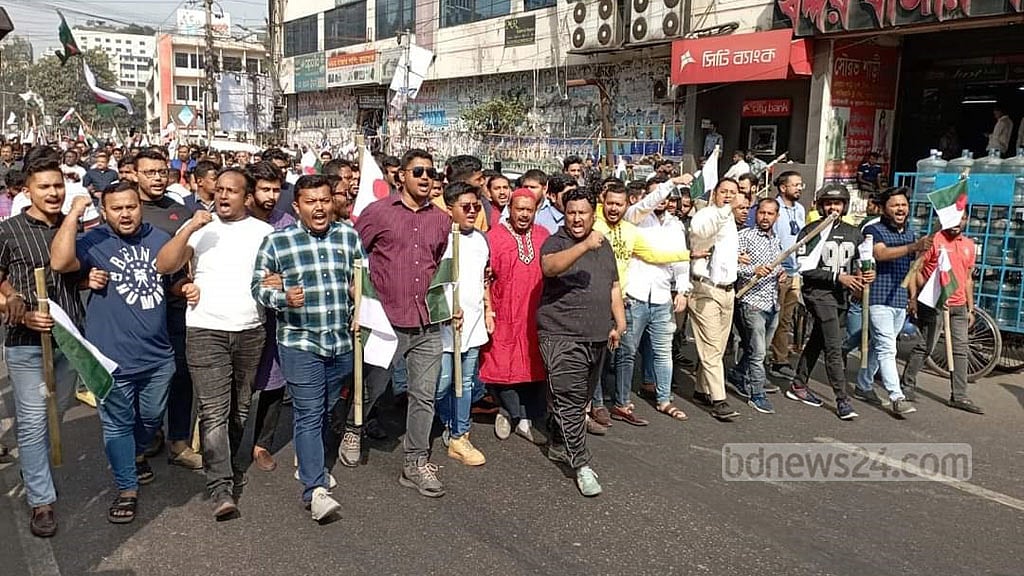 গোলাপবাগে বিএনপি, মোড়ে মোড়ে আওয়ামী লীগ
