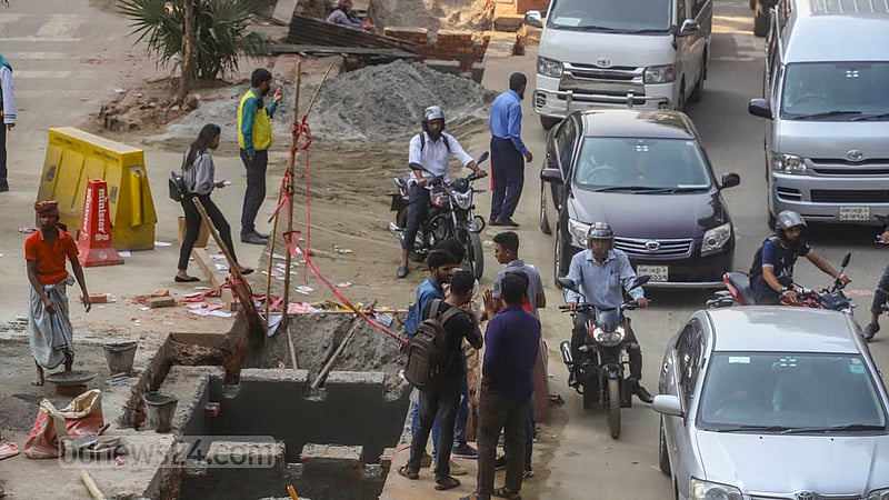মহাখালীর বীর উত্তম এ কে খন্দকার সড়কে সুয়ারেজ লাইনের খোঁড়াখুঁড়ির ভোগান্তিতে চলাচলকারী মানুষ ও যানবাহন। ছবি: আসিফ মাহমুদ অভি
