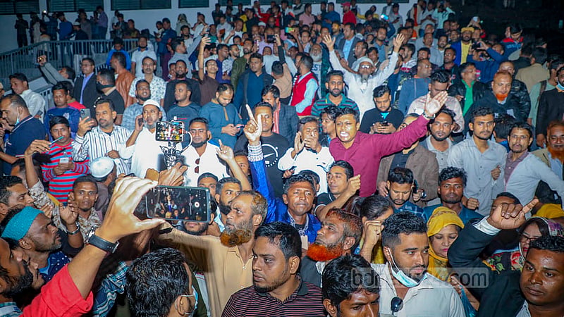 ঢাকায় শনিবার বিএনপির সমাবেশের জন্য গোলাপবাগ মাঠ স্থান নির্ধারণের খবর জানাজানির পর জড়ো হতে শুরু করেছেন দলটির নেতা কর্মীরা। সমাবেশ স্থলে ছবি তুলছেন, সেলফি নিচ্ছেন; ফেইসবুক লাইভ করতেও দেখা গেছে।
