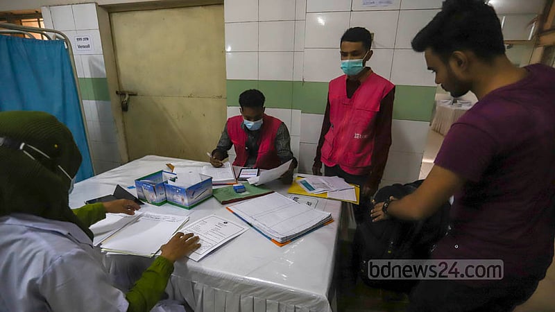 দেশজুড়েই করোনাভাইরাসের টিকার চতুর্থ ডোজ দেওয়া কার্যক্রম শুরু হয়েছে। মঙ্গলবার ঢাকার সরকারি কর্মচারী হাসপাতালে টিকা নিতে আসাদের নিবন্ধন করা হয়। ছবি: আসিফ মাহমুদ অভি