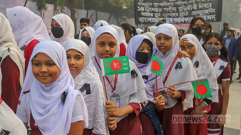 জাতির শ্রেষ্ঠ সন্তানদের প্রতি শ্রদ্ধা জানাতে বুধবার মিরপুরের বুদ্ধিজীবী স্মৃতিসৌধে আসেন বিভিন্ন শিক্ষা প্রতিষ্ঠানের শিক্ষার্থীরা। ছবি: আসিফ মাহমুদ অভি