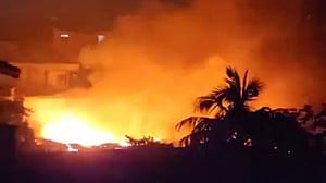 গাজীপুরে পাইকারি কাপড়ের মার্কেটে ‘ভয়াবহ’ আগুন