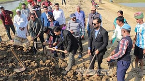 হাওরে বাঁধ সংস্কার: ‘নিয়মরক্ষার’ কাজ শুরু, শঙ্কায় কৃষক