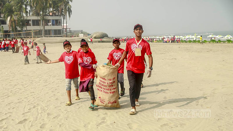 প্রবাল দ্বীপ সেন্ট মার্টিনের সমুদ্র সৈকতে ঢাকা থেকে আসা স্বেচ্ছাসেবীদের সঙ্গে পরিচ্ছন্নতা কর্মসূচিতে অংশ নেয় স্থানীয় বিভিন্ন স্কুলের শিক্ষার্থীরা। 