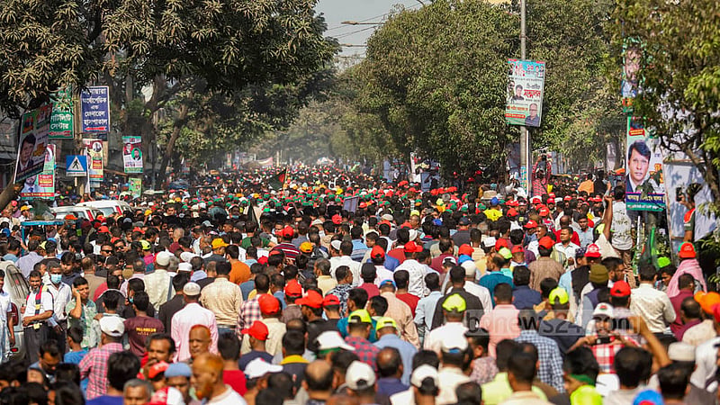 গোলাপবাগ মাঠে বিএনপির সমাবেশে যোগ দিতে শনিবার সকালে সায়দাবাদ-কমলাপুর সড়কে দলটির নেতা-কর্মীদের অবস্থান।&amp;nbsp;ছবি: মাহমুদ জামান অভি