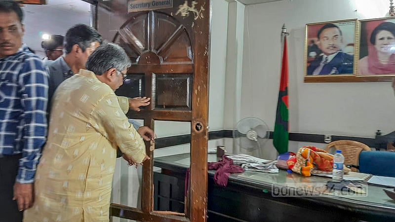 পুলিশি অভিযানের চার দিন পর রোববার অবরুদ্ধ দশা উঠলে নিজেদের কেন্দ্রীয় কার্যালয়ে ঢোকেন বিএনপির নেতারা।