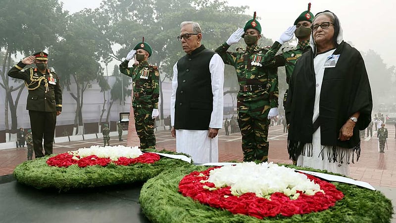 রাষ্ট্রপতি মো. আবদুল হামিদ ও প্রধানমন্ত্রী শেখ হাসিনা বুধবার সকালে মিরপুর শহীদ বুদ্ধিজীবী স্মৃতিসৌধে জাতির সূর্যসন্তানদের প্রতি শ্রদ্ধা নিবেদন করেন।&amp;nbsp;ছবি: পিএমও