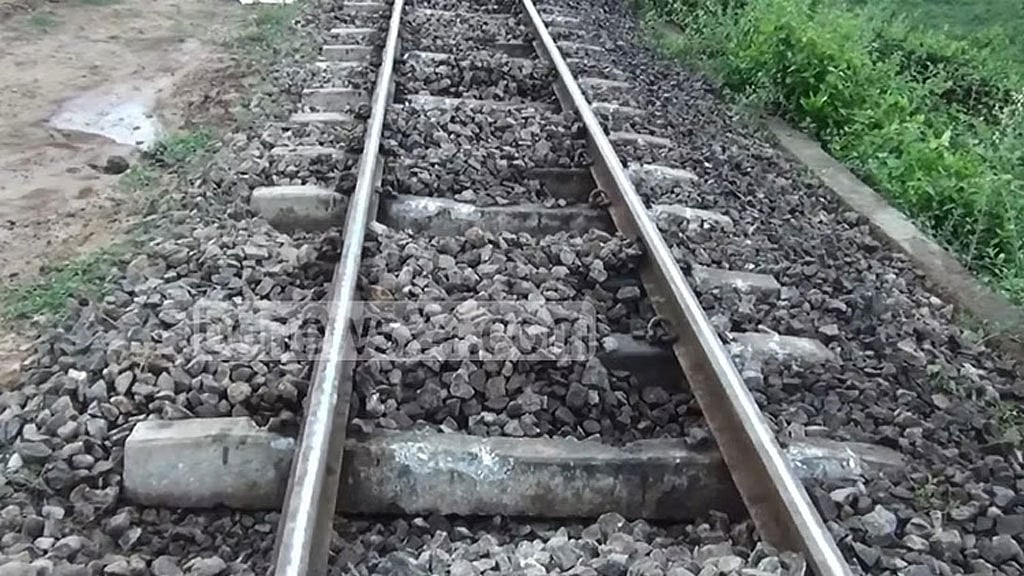 ব্রাহ্মণবাড়িয়ায় স্ত্রীকে চলন্ত ট্রেন থেকে ফেলে দেওয়ার চেষ্টা, হাত বিচ্ছিন্ন