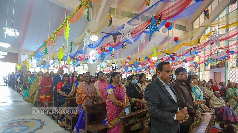 বড়দিনের সকালে রোববার ঢাকার তেজগাঁওয়ের হলি রোজারি চার্চে প্রার্থনায় খ্রিস্টান ধর্মাবলম্বীরা।