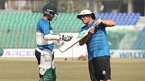 শুধু ব্যাটিংয়ের জন্য হলেও মিরপুর টেস্টে সাকিবকে চান কোচ