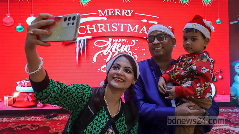 ঢাকার সোনারগাঁও হোটেলে বড়দিনের আনন্দ মেলার স্মৃতি ধরে রাখতে ছবি তোলেন অনেকে।