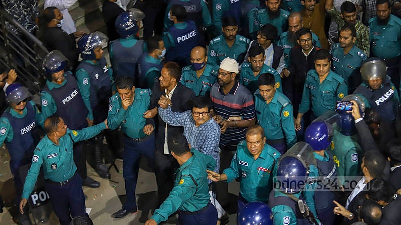 নয়া পল্টনে পুলিশের সঙ্গে সংঘর্ষের ঘটনায় গ্রেপ্তার বিএনপি নেতাকর্মীদের বৃহস্পতিবার সন্ধ্যায় আদালতে তোলা হয়।&amp;nbsp;ছবি: মাহমুদ জামান অভি
