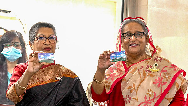 মেট্রোরেল উদ্বোধনের পর বুধবার উত্তরা উত্তর স্টেশন থেকে টিকেট কাটার পর এমআরটি পাস হাতে প্রধানমন্ত্রী শেখ হাসিনা এবং তার বোন শেখ রেহানা।&amp;nbsp;ছবি: পিএমও
