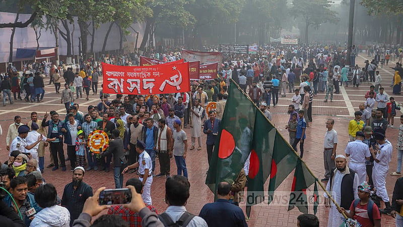 জাতীয় পতাকা আর শ্রদ্ধার ফুল হাতে নানা বয়সের হাজারো মানুষ জড়ো হন মিরপুরে শহীদ বুদ্ধিজীবী স্মৃতিসৌধে। ছবি: আসিফ মাহমুদ অভি