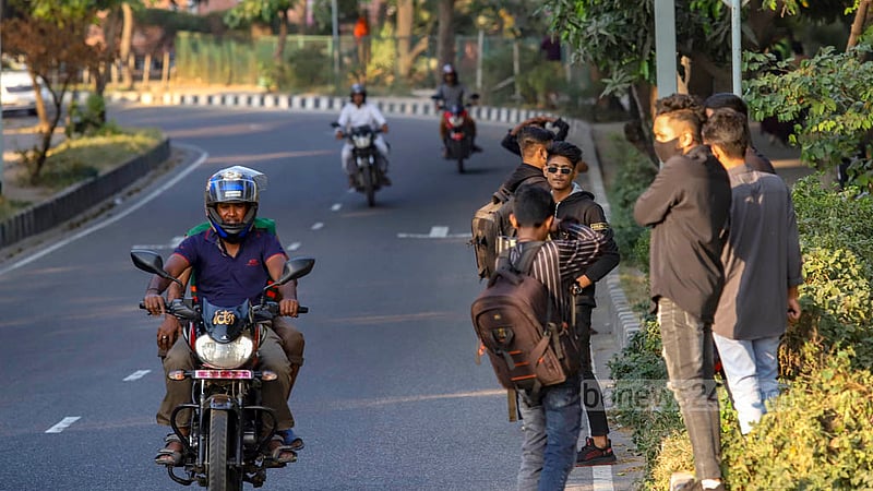হাতিরঝিলে ছুটির দিনে ঘুরতে আসা মানুষের ছবি তুলে দিতে ইদানীং দেখা মেলে ফটোগ্রাফারের। প্রতি ছবির জন্য রাখা হয় ৫০ টাকা করে।ছবি: মাহমুদ জামান অভি