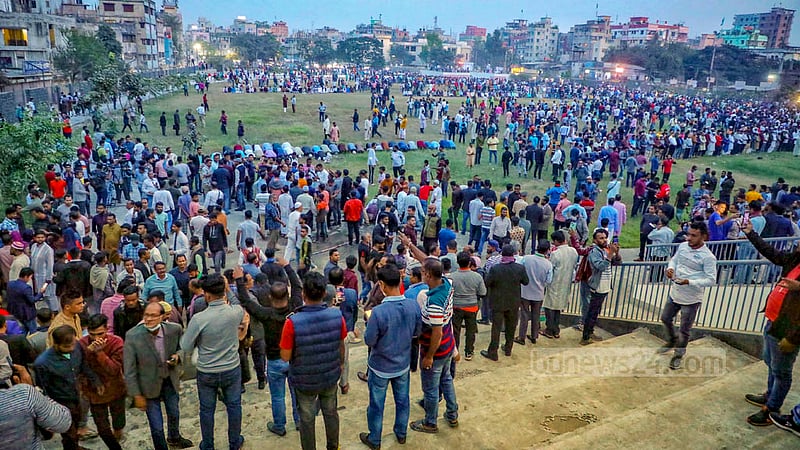 ঢাকায় শনিবার বিএনপির সমাবেশের জন্য গোলাপবাগ মাঠ স্থান নির্ধারণের খবর জানাজানির পর জড়ো হতে শুরু করেছেন দলটির নেতা কর্মীরা। সমাবেশ স্থলে ছবি তুলছেন, সেলফি নিচ্ছেন; ফেইসবুক লাইভ করতেও দেখা গেছে।