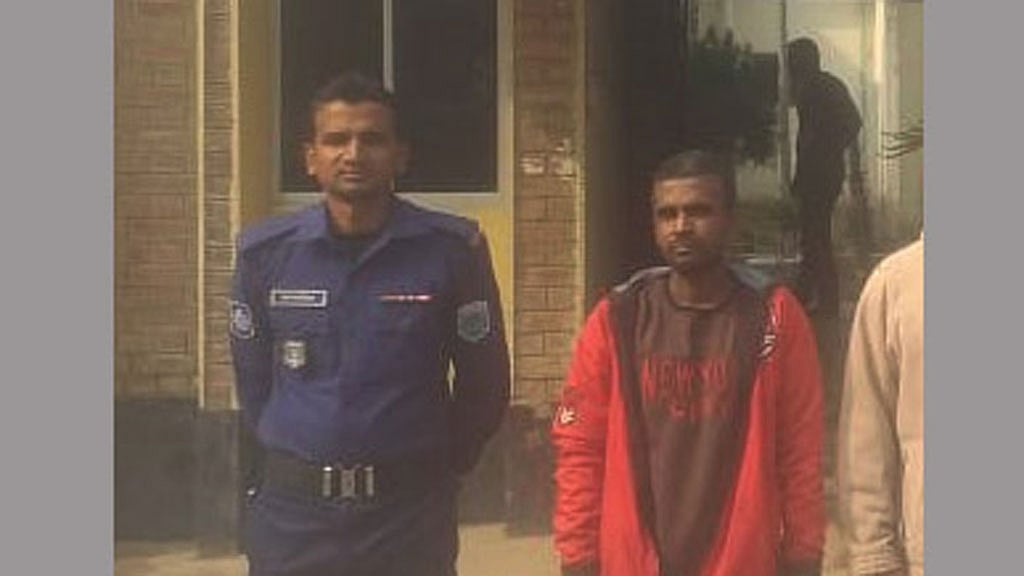 নওগাঁয় মাকে পিটিয়ে বাড়িছাড়া করার অভিযোগে ছেলে গ্রেপ্তার
