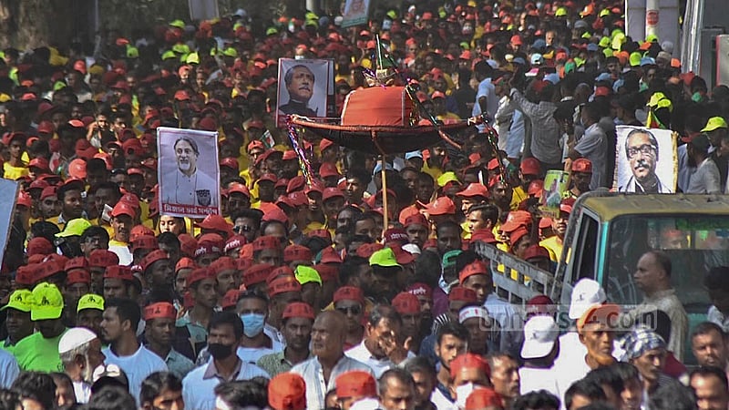 প্রধানমন্ত্রীর জনসভায় যোগ দিতে রঙবেরঙের ব্যানার ফেস্টুন নিয়ে, ব্যান্ড বাজিয়ে, রঙিন টুপি পরে রোববার সকাল থেকে চট্টগ্রামের পলোগ্রাউন্ড মাঠে জড়ো হন আওয়ামী লীগের নেতাকর্মীরা।&amp;nbsp;ছবি: সুমন বাবু
