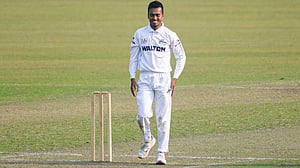 মুরাদের ৫ উইকেট, ফজলে মাহমুদের ৫ রানের আক্ষেপ