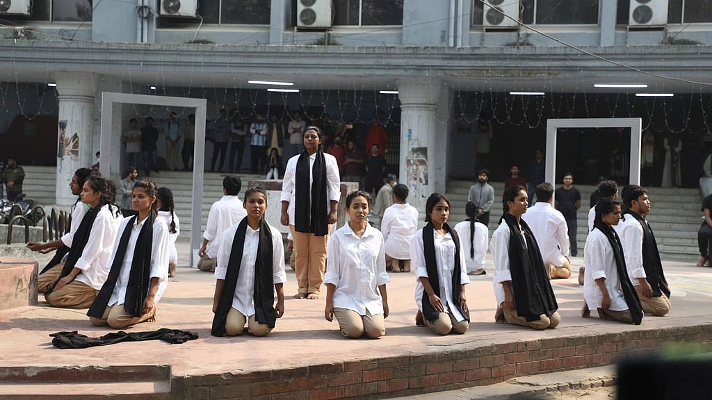জবিতে মঞ্চস্থ হল 'স্যার, একটু বাইরে আসবেন?'