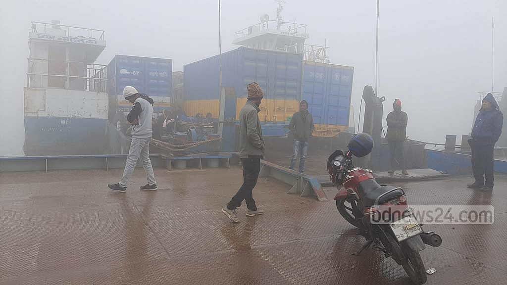 কুয়াশা: দৌলতদিয়া-পাটুরিয়া সা‌ড়ে ৪ ঘণ্টা পর ফেরি চালু