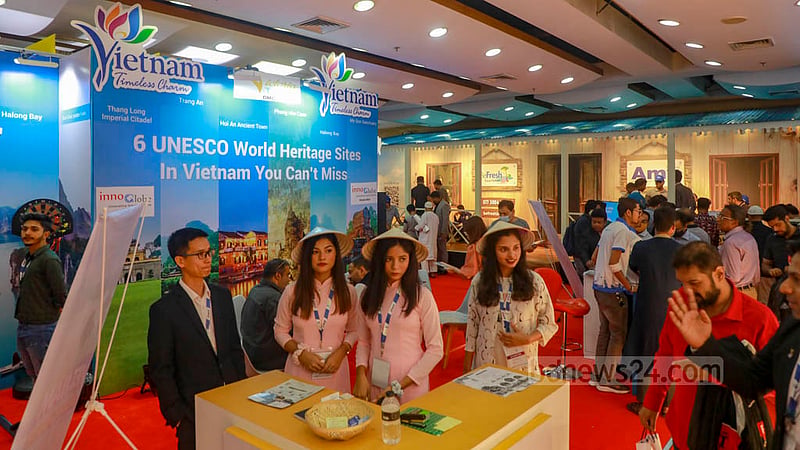 ঢাকার বঙ্গবন্ধু আন্তর্জাতিক সম্মেলন কেন্দ্রে আয়োজিত পর্যটন মেলায় বিদেশি স্টল। তিন দিনব্যাপী এই মেলার শেষ দিন ছিল শনিবার। ছবি: মোস্তাফিজুর রহমান