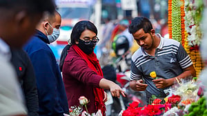 বর্ষবরণের আগে শাহবাগে ফুলের পসরা, গোলাপ ‘২৫ টাকা’