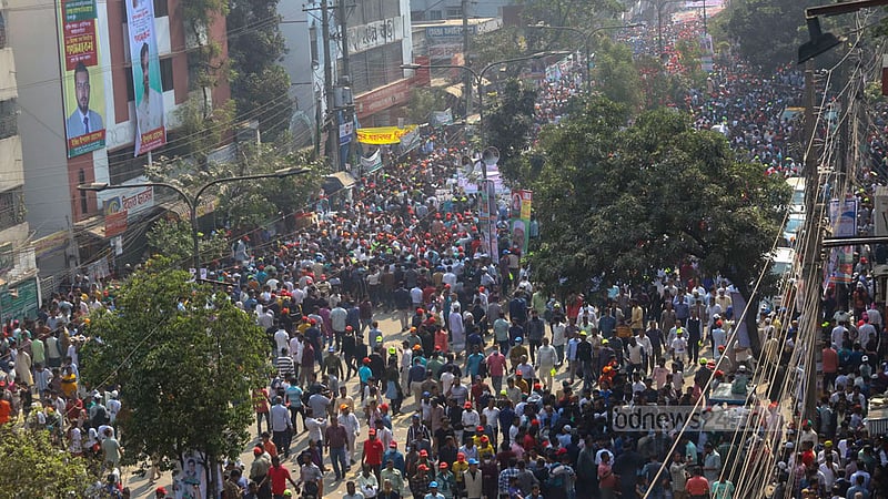 গোলাপবাগ মাঠে বিএনপির সমাবেশে যোগ দিতে শনিবার সকালে সায়দাবাদ-কমলাপুর সড়কে দলটির নেতা-কর্মীদের অবস্থান।&amp;nbsp;ছবি: আসিফ মাহমুদ অভি